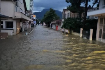 Türkiyədə yaşayış məhəllələri su altında qaldı -