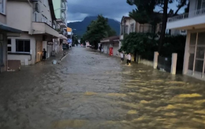 Türkiyədə yaşayış məhəllələri su altında qaldı -