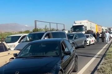 Ermənistanda fermerlər magistral yolu bağladı - Video