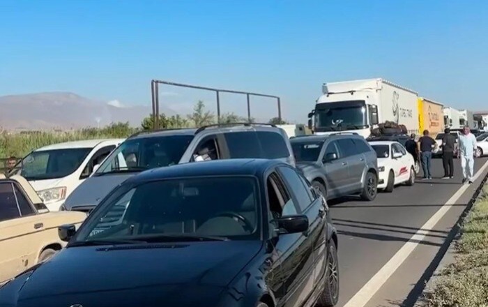 Ermənistanda fermerlər magistral yolu bağladı - Video