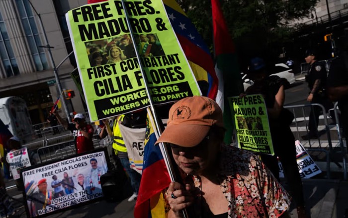 Maduro tərəfdarları Nyu-Yorkdakı məhkəmə binasının qarşısında toplaşıb