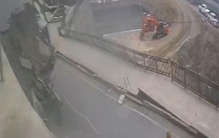 Türkiyədə yataqxananın uçan divarı yolu çökdürdü -