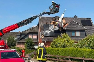 Small plane crashes into home in Germany, one dead - Video