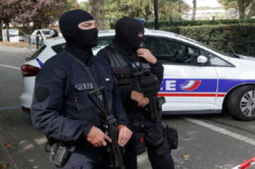 Parisdə bıçaqlı hücum -