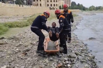 Gəncədə çaya yıxılan şəxsin xilasedilmə anları -