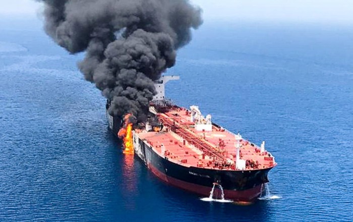 Hörmüzdə tanker minaya düşdü