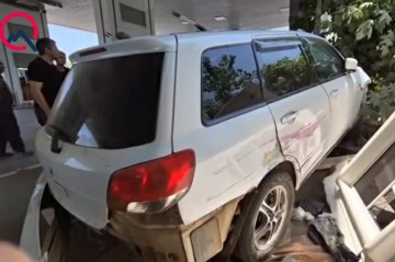 “Mitsubishi” yanacaqdoldurma məntəqəsinə çırpıldı - Xəsarət alanlar var