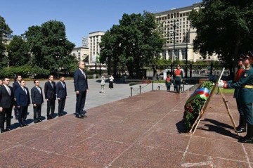 Bayramov visits tomb of Unknown Soldier in Moscow - Photo