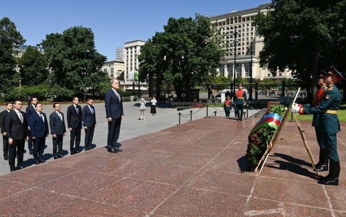 Bayramov visits tomb of Unknown Soldier in Moscow - Photo