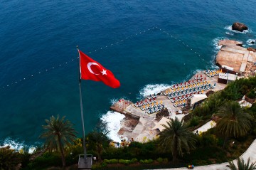 Türkiyədə onlarla turist hoteldə zəhərləndi