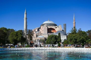 İstanbulda rusiyalı cütlük saxlanıldı: Ayasofyada bu kitabı oxuduqlarına görə