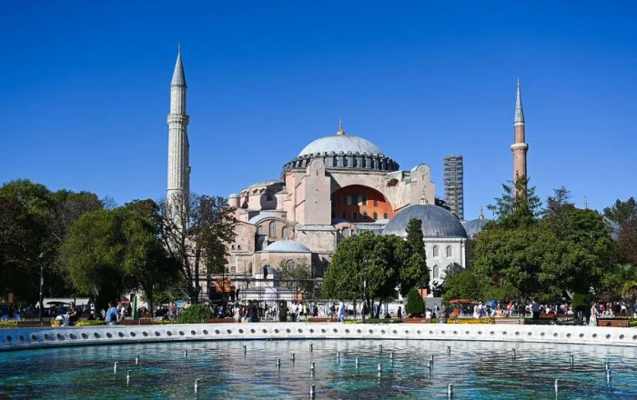 İstanbulda rusiyalı cütlük saxlanıldı: Ayasofyada bu kitabı oxuduqlarına görə