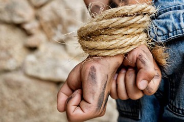 Dayılardan bacısı qızlarını sevən yeniyetməyə amansız davranış