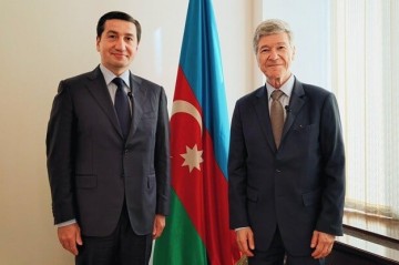 Hajiyev meets Jeffrey Sachs in Baku