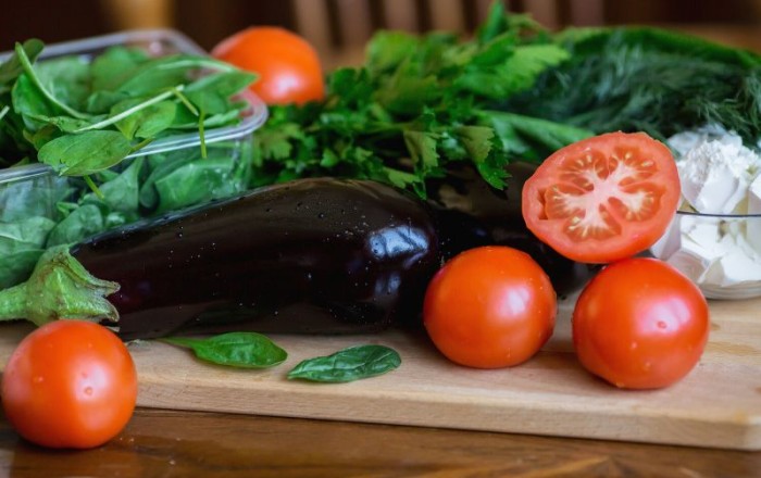 Названы продукты, которые нельзя хранить в холодильнике, но все это делают