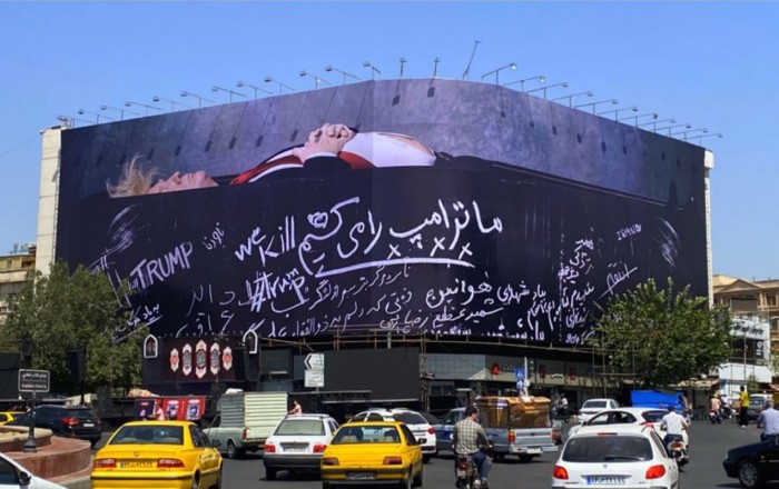 Trampı “tabuta qoydular” -