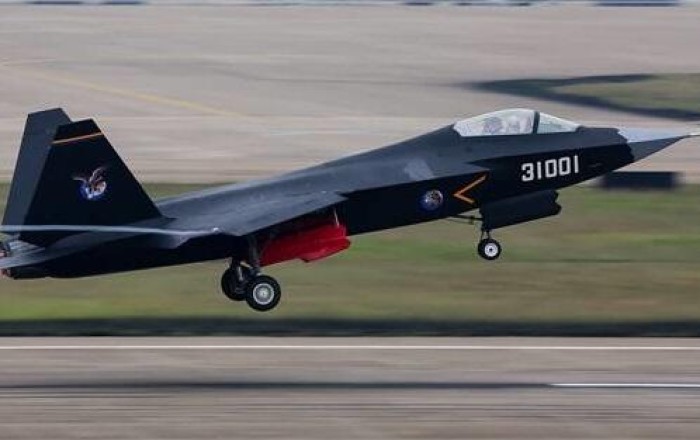 2 Chinese military naval pilots killed