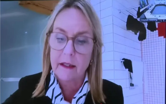 İclasa hamam otağından qatıldı, müzakirələrə səbəb oldu -