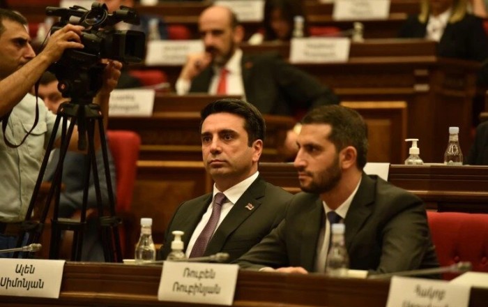 Simonyan Medvedyevə cavab verdi -