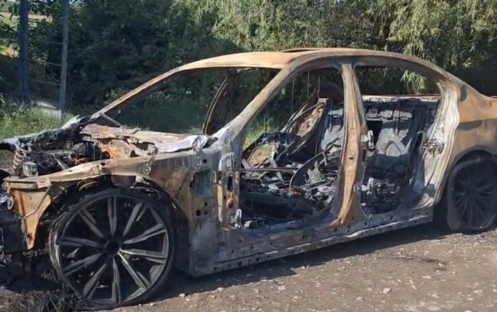 “BMW” yanıb kül oldu - Fotolar