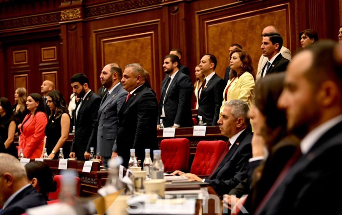 Ermənistan parlamentində gərgin anlar - And içmədilər+Video