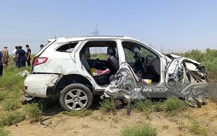 Avtomobil dirəyə çırpıldı: sürücü həyatını itirdi