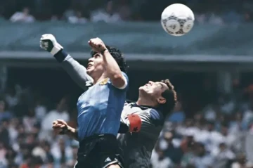 Maradonanın "Tanrının əli" qolunu vurduğu top 3,3 milyon dollara satıldı