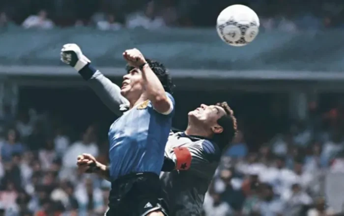 Maradonanın "Tanrının əli" qolunu vurduğu top 3,3 milyon dollara satıldı
