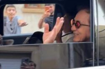 Ceki Çanla görüşmək üçün özlərini maşının önünə atdılar (Video)