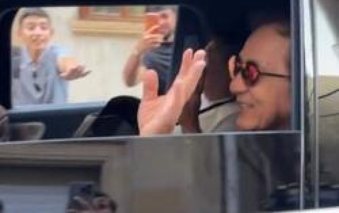Ceki Çanla görüşmək üçün özlərini maşının önünə atdılar (Video)