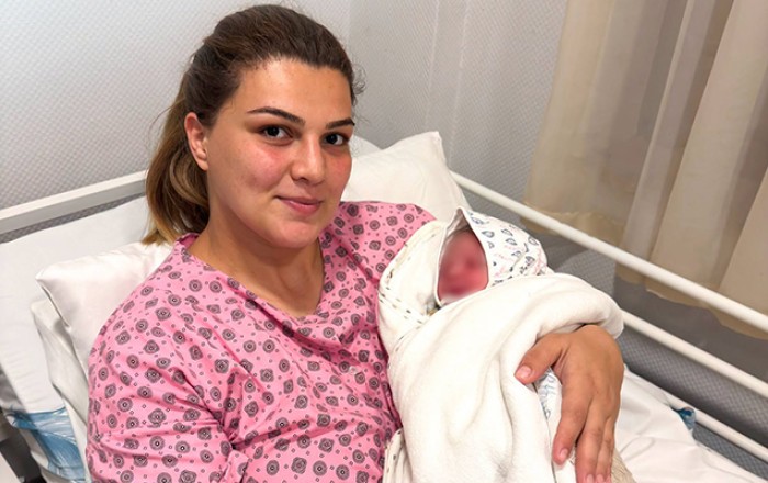 Təcili tibbi yardım maşınında uşaq dünyaya gətirdi - Fotolar