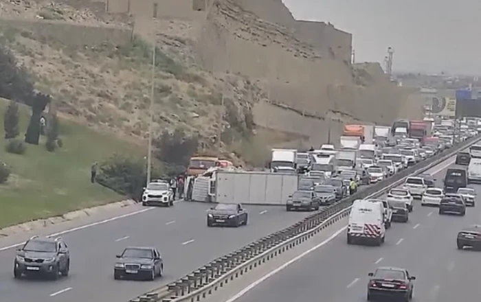 Bakının Kənar Dairəvi yolunda yük maşını aşdı, tıxac yarandı