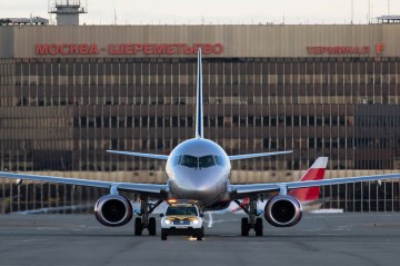 Rusiyada aviaşirkətlərdə xaos - Reyslər 24 saatdan çox gecikir
