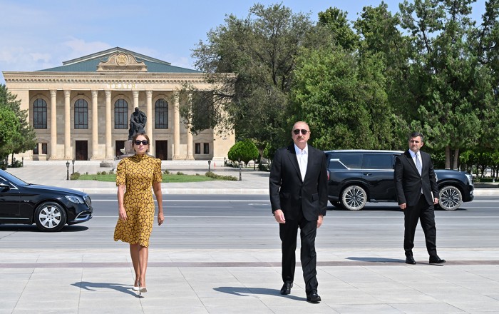 İlham Əliyev və Mehriban Əliyeva Ümummilli Liderin abidəsini ziyarət etdilər -
