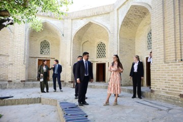 Leyla Əliyeva ilk Buxara Biennalesinin əsərləri ilə tanış oldu - Foto