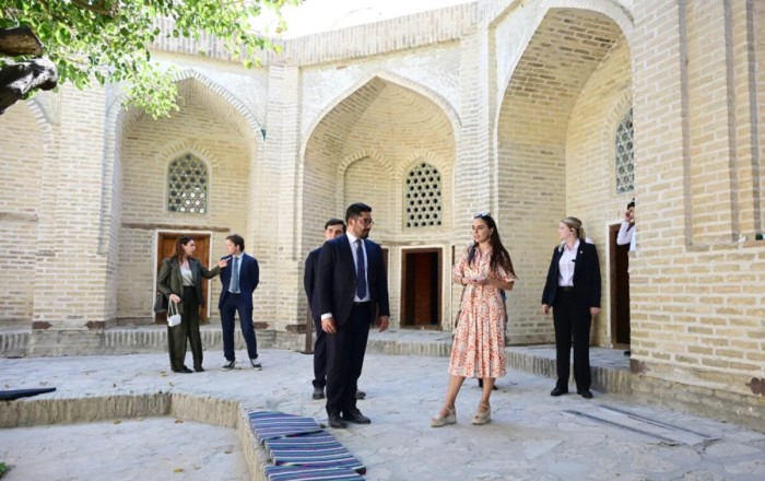 Leyla Əliyeva ilk Buxara Biennalesinin əsərləri ilə tanış oldu - Foto