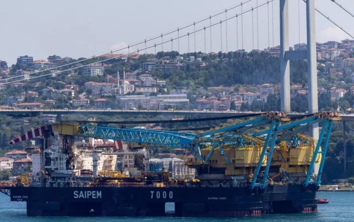 СМИ: Суда проходят через турецкие проливы в Черное море без ограничений