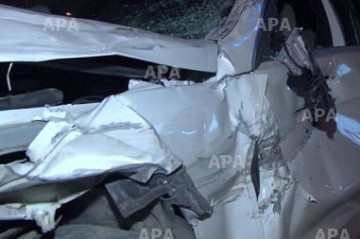 В Зардабе автомобиль врезался в опору, есть погибший