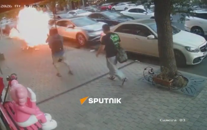 Küçənin ortasında elektrik kabeli belə partladı - Anbaan görüntülər