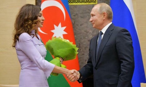 Putin Mehriban Əliyevanı təbrik etdi