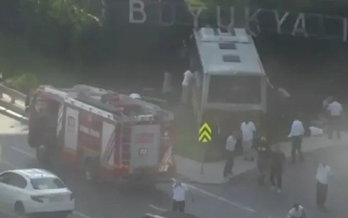 İstanbulda avtobus qəzası: 1 ölü, 17 yaralı var