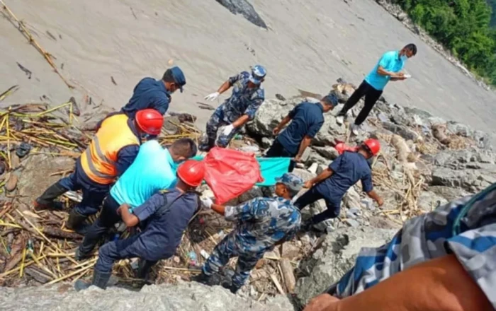 Nepalda möcüzə: 6 yaşlı qız 3 gün dağıntılar altında sağ qaldı - FOTO
