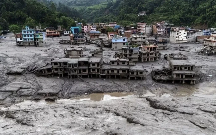 Nepalda məktəb direktoru 900 şagirdi seldən son anda xilas edib