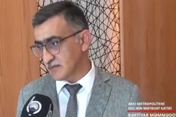 Metropoliten rəsmisi sərnişinlərə çıxış yolu göstərdi -
