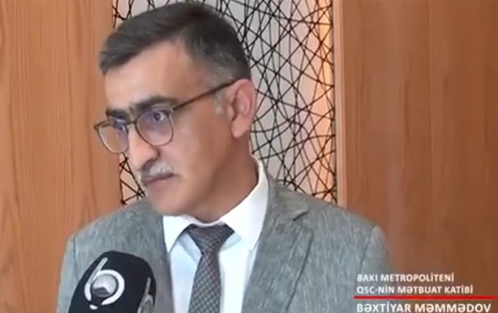 Metropoliten rəsmisi sərnişinlərə çıxış yolu göstərdi -