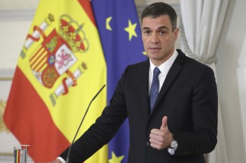 Испания попросила глав ЕС и Евросовета созвать заседание из-за ситуации с мигрантами