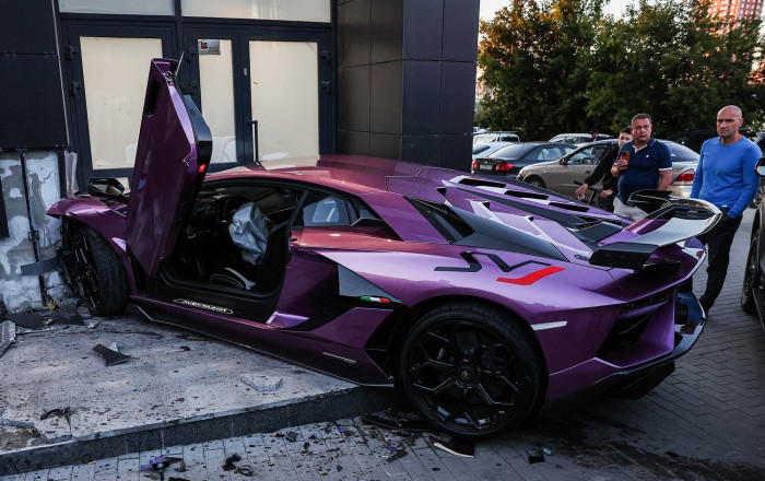 Milyarderin oğlu bənövşəyi “Lamborghini” ilə qəza törətdi - Fotolar