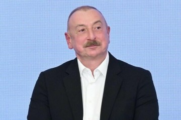 Ilham Aliyev visits Independence Monument in Tashkent