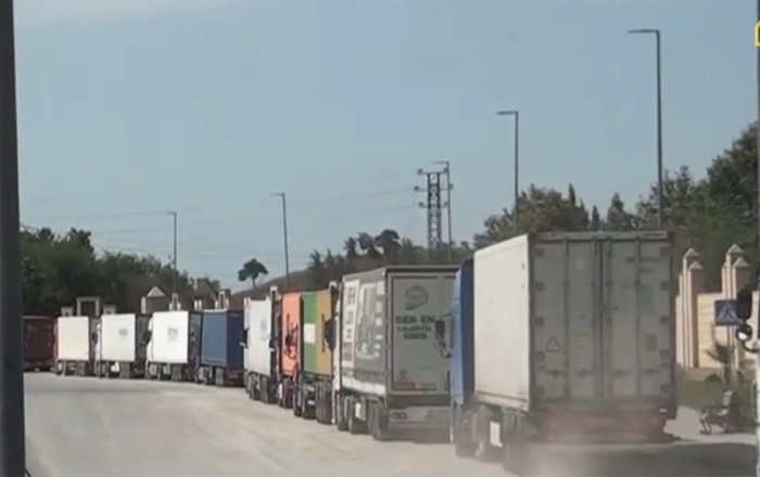 “Qırmızı körpü”də TIR sıxlığı - Sürücülər günlərdir gözləyir - Video