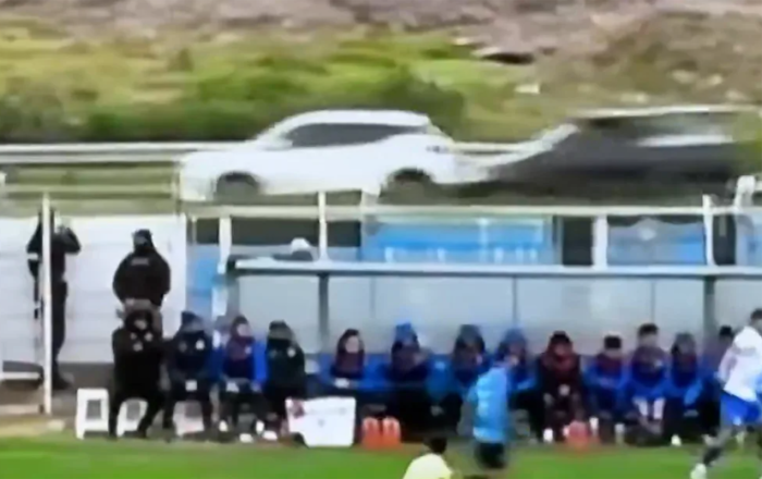 Stadiondan uçan top yolda qəzaya səbəb oldu - Fotolar - Video